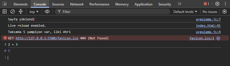 Console sekmesi. Satırlar: Sayfa yüklendi, sağında uygulama.js:7; Live reload enabled., sağında index.html:41; Takımda 5 şampiyon var, ilki Ahri, sağında uygulama.js:4; kırmızı zeminli GET http://127.0.0.1:5500/favicon.ico 404 (Not Found); en altta yazılan 2 + 3 ve cevabı 5. Sağ üstte kırmızı 1.