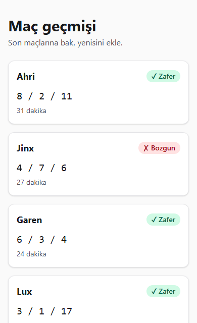 Telefon genişliğinde sayfa: Maç geçmişi başlığı, altında açıklama, sonra alt alta tam genişlikte kartlar. Ahri kartında sağda yeşil Zafer rozeti, 8/2/11 skoru ve 31 dakika; Jinx kartında kırmızı Bozgun rozeti.